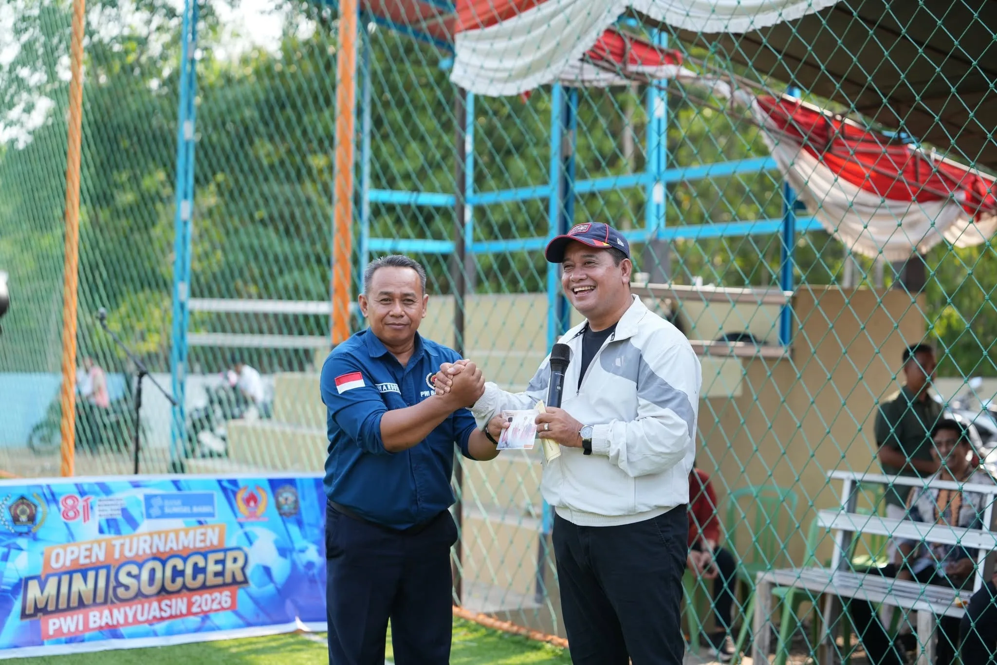 Bupati Banyuasin-Dr.H.Askolani Jasi, SH,MH - memberikan bantuan ke PWI Banyuasin.