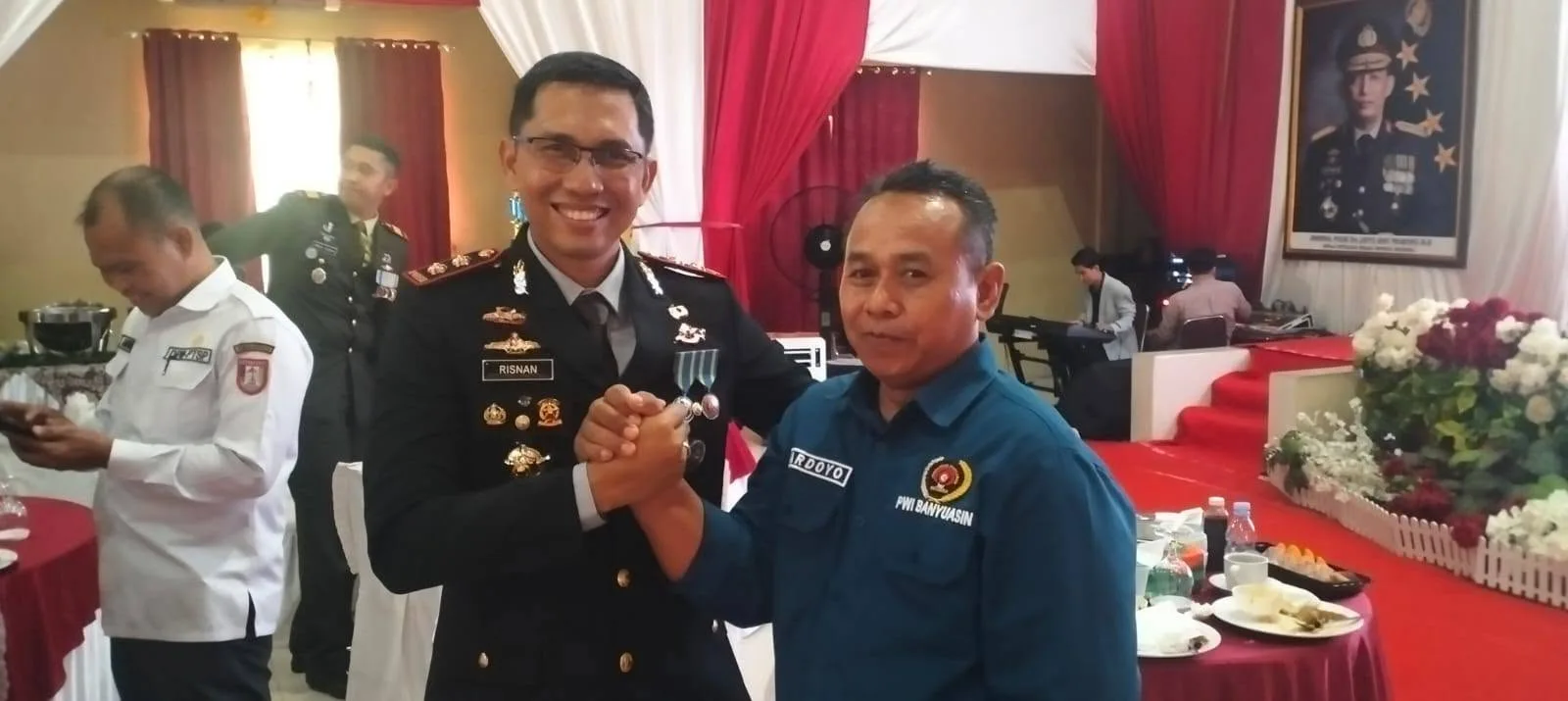Kapolres Banyuasin - AKBP Risnan Aldino, S.I.K., M.Si -  Ketua PWI Banyuasin, Wardoyo, S.I.Kom. Giat Hut Polri ke-80 di Polres Banyuasin. Rabu 1 Juli 2026. Foto : Edi Patra.